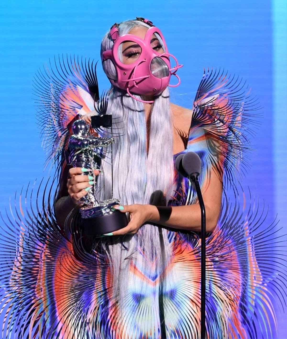 'Lên đồ' dự VMAs giữa dịch Covid, Lady Gaga mang cả tủ đồ cá tính, đến khẩu trang cũng chất vô cùng Ảnh 2