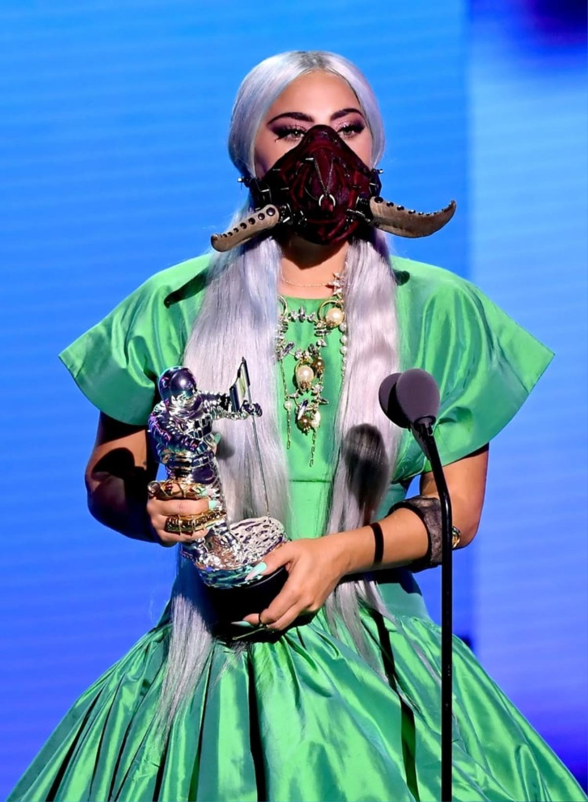 'Lên đồ' dự VMAs giữa dịch Covid, Lady Gaga mang cả tủ đồ cá tính, đến khẩu trang cũng chất vô cùng Ảnh 7