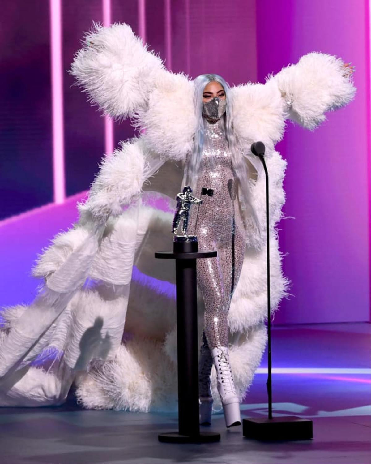 Tham dự sân khấu VMAs 2020 Lady Gaga vẫn không quên chống dịch với outfit siêu độc lạ Ảnh 5