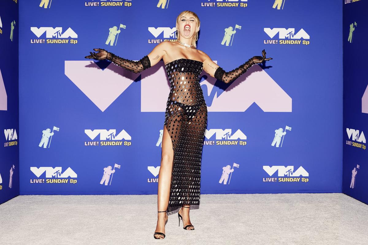 Cùng mặc đồ xuyên thấu nhưng nàng thơ Sơn Tùng 'ăn đứt' Miley Cyrus tại MTV VMAs 2020 Ảnh 2