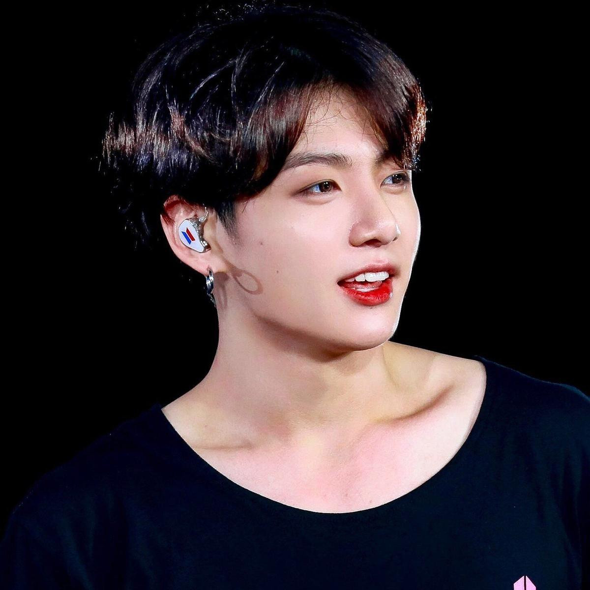 Ngoài Jungkook (BTS), đây là những idol có 'xương quai xanh' đẹp trên từng centimet! Ảnh 6