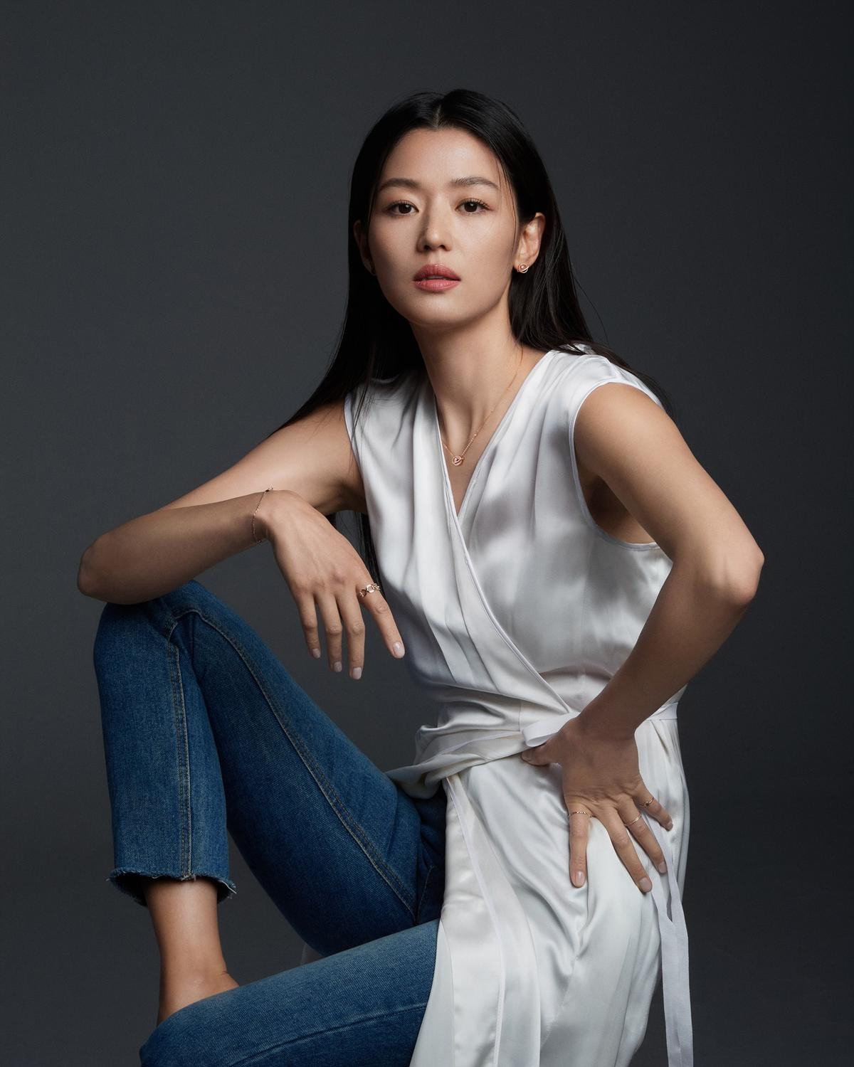 Hiếm hoi mợ chảnh Jun Ji Huyn diện áo cúp ngực, lộ xương quai xanh quyến rũ như thế Ảnh 4