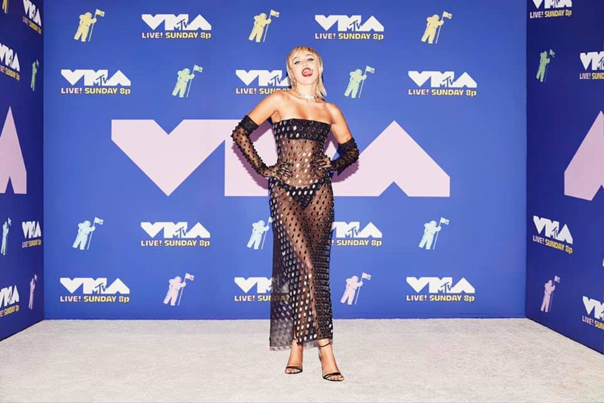 Miley Cyrus ăn mừng hậu VMAs với loạt ảnh 'thả rông' nóng bỏng, lại còn đăng kèm dòng trạng thái gọi tên BTS khó hiểu Ảnh 6