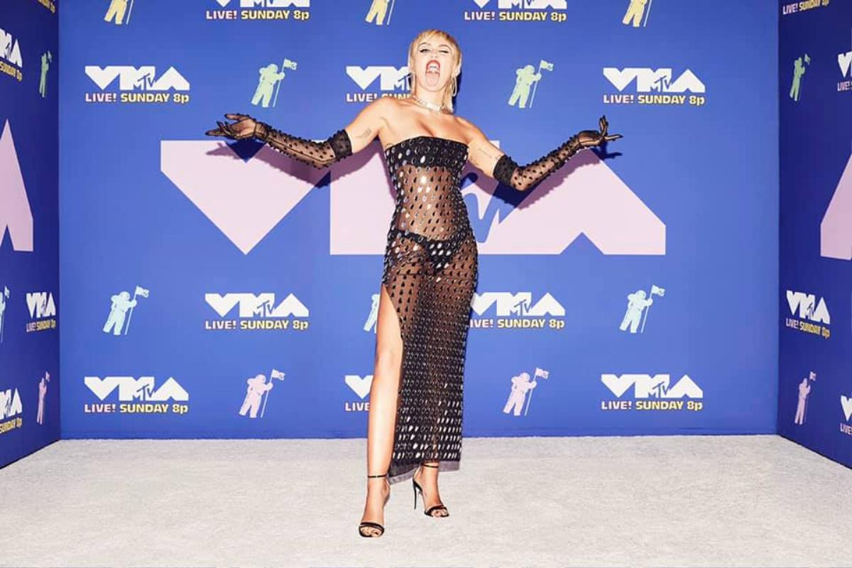 Miley Cyrus ăn mừng hậu VMAs với loạt ảnh 'thả rông' nóng bỏng, lại còn đăng kèm dòng trạng thái gọi tên BTS khó hiểu Ảnh 5