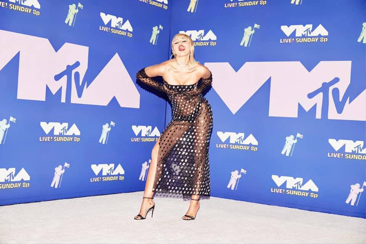 Miley Cyrus ăn mừng hậu VMAs với loạt ảnh 'thả rông' nóng bỏng, lại còn đăng kèm dòng trạng thái gọi tên BTS khó hiểu Ảnh 7