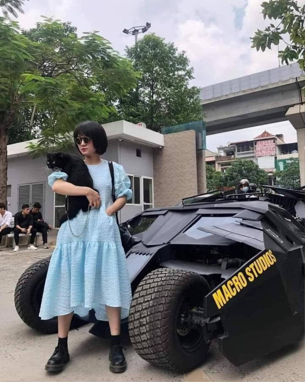 Nữ sinh gây 'sốt' CĐM khi đứng chụp cùng siêu xe của 'Batman' trước cổng trường ĐH Kiến Trúc Hà Nội Ảnh 2