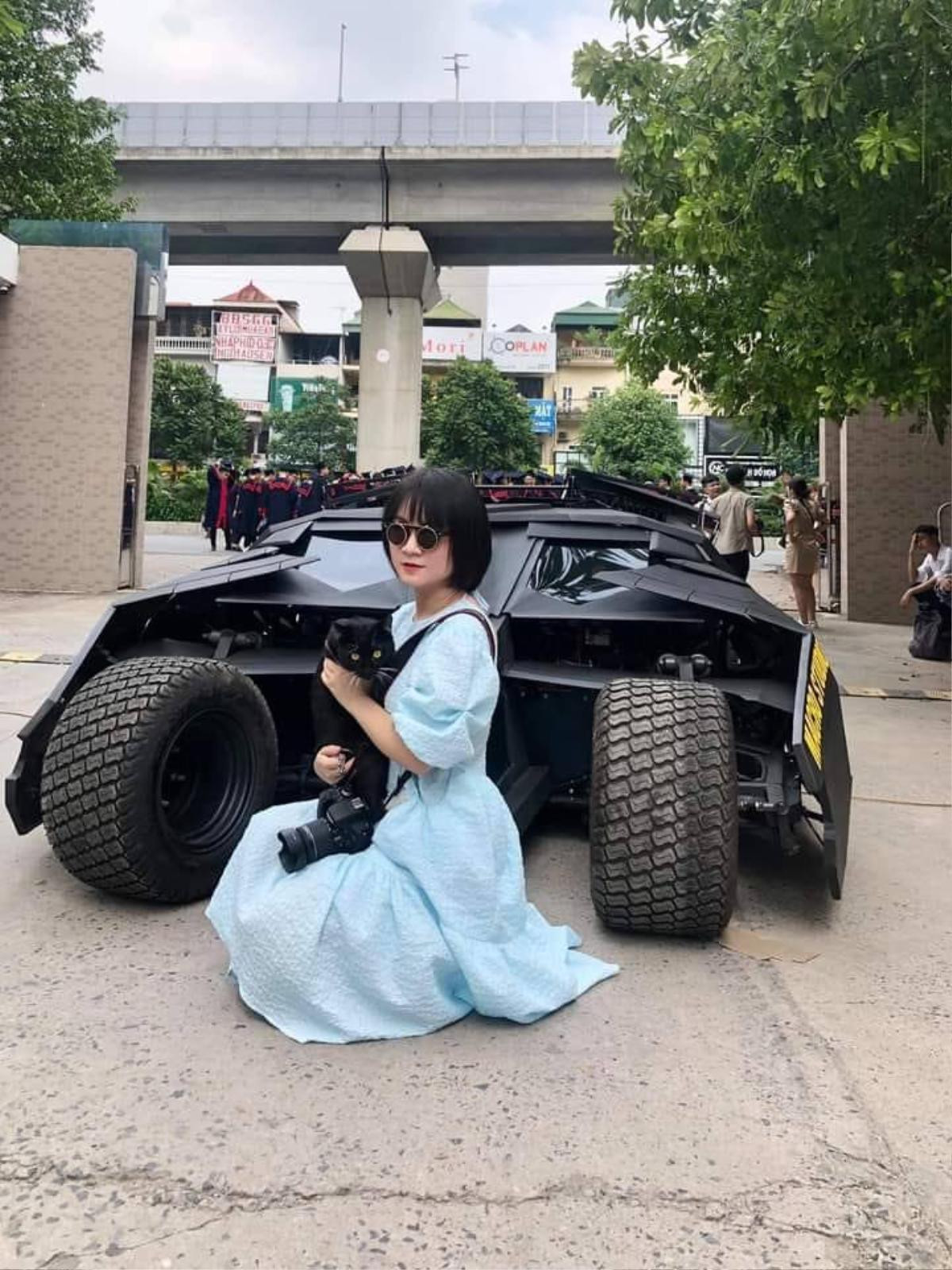 Nữ sinh gây 'sốt' CĐM khi đứng chụp cùng siêu xe của 'Batman' trước cổng trường ĐH Kiến Trúc Hà Nội Ảnh 1