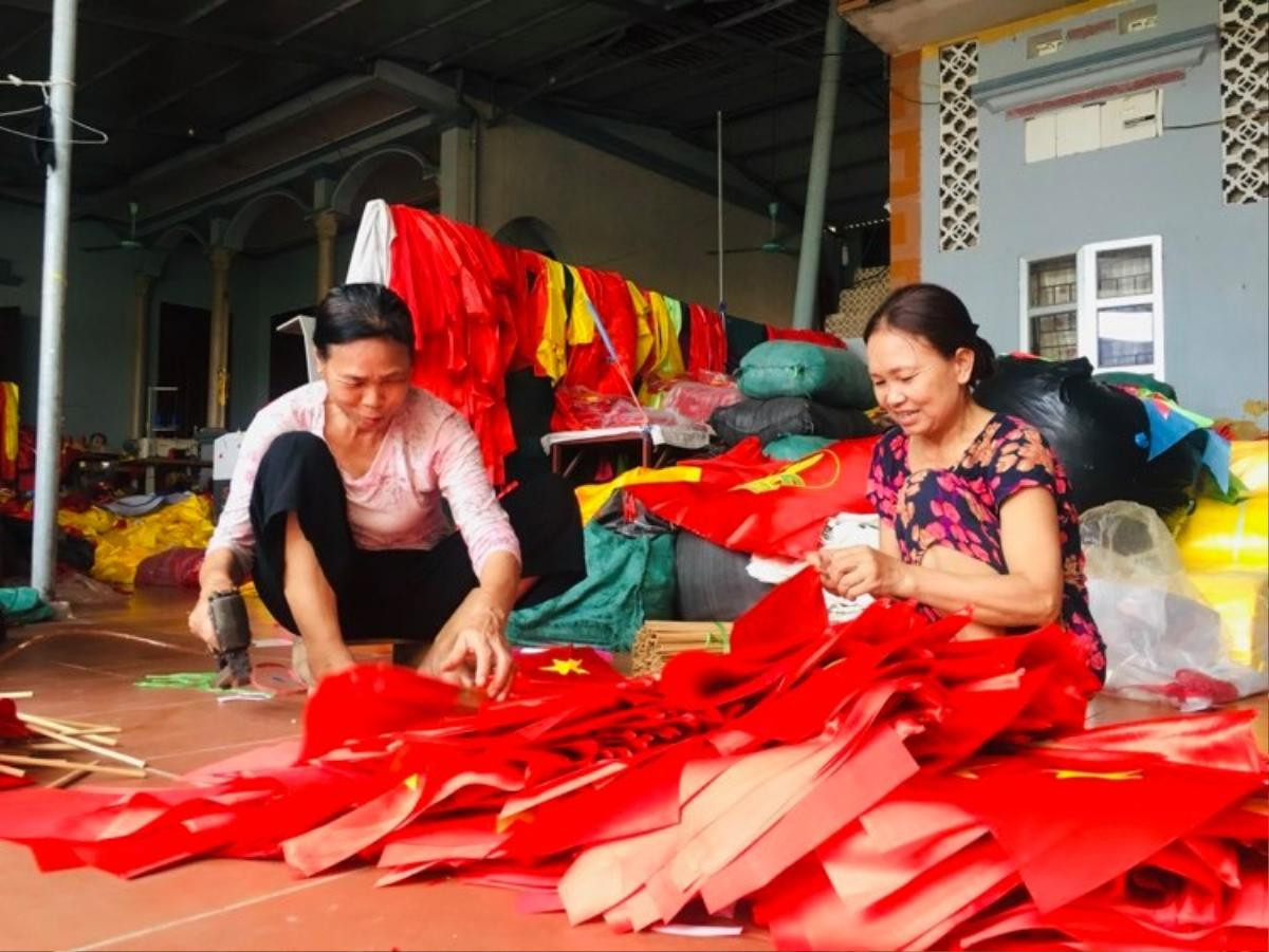 Chuyện nhà nghề của gia đình 3 đời may cờ Tổ quốc, từng may lá cờ 54 mét vuông tung bay trên đỉnh Lũng Cú Ảnh 2