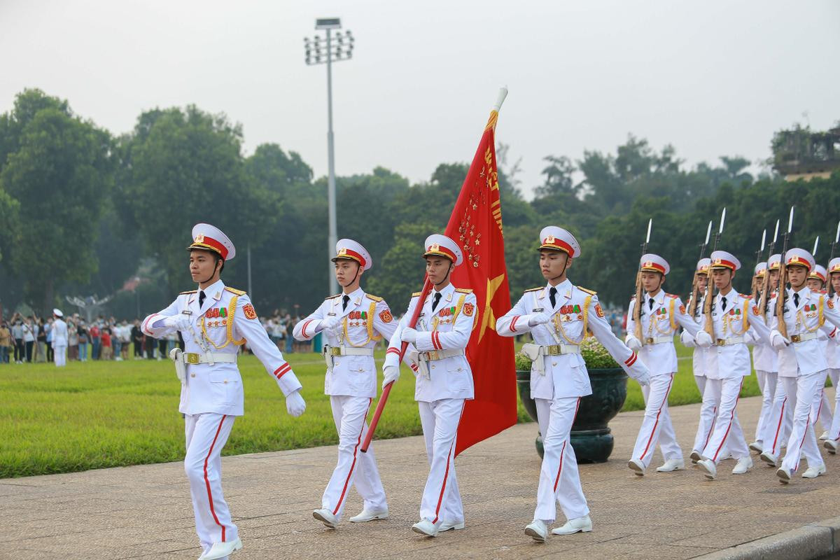 Hàng nghìn người trang nghiêm dự lễ chào cờ sáng 2-9 trên Quảng trường Ba Đình Ảnh 8