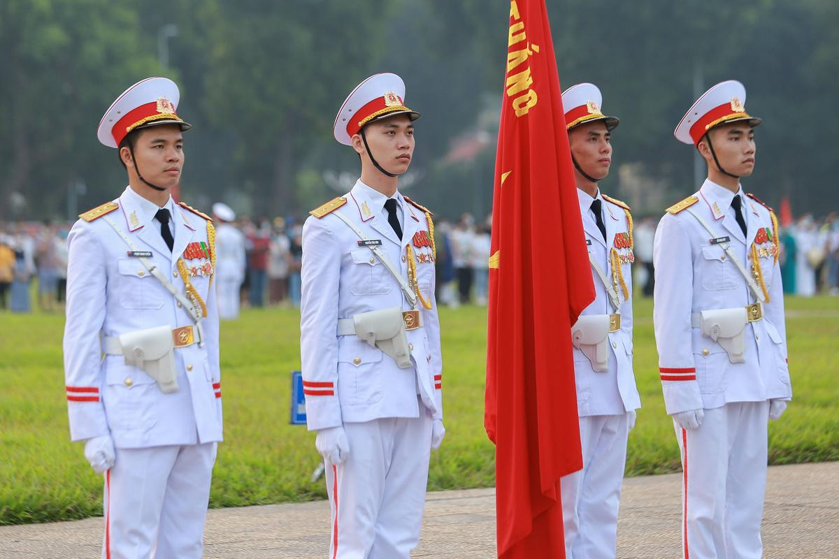 Hàng nghìn người trang nghiêm dự lễ chào cờ sáng 2-9 trên Quảng trường Ba Đình Ảnh 6