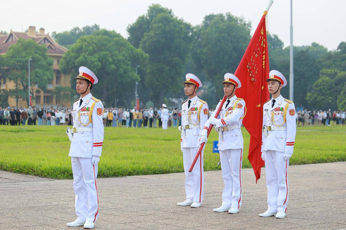 Hàng nghìn người trang nghiêm dự lễ chào cờ sáng 2-9 trên Quảng trường Ba Đình Ảnh 4