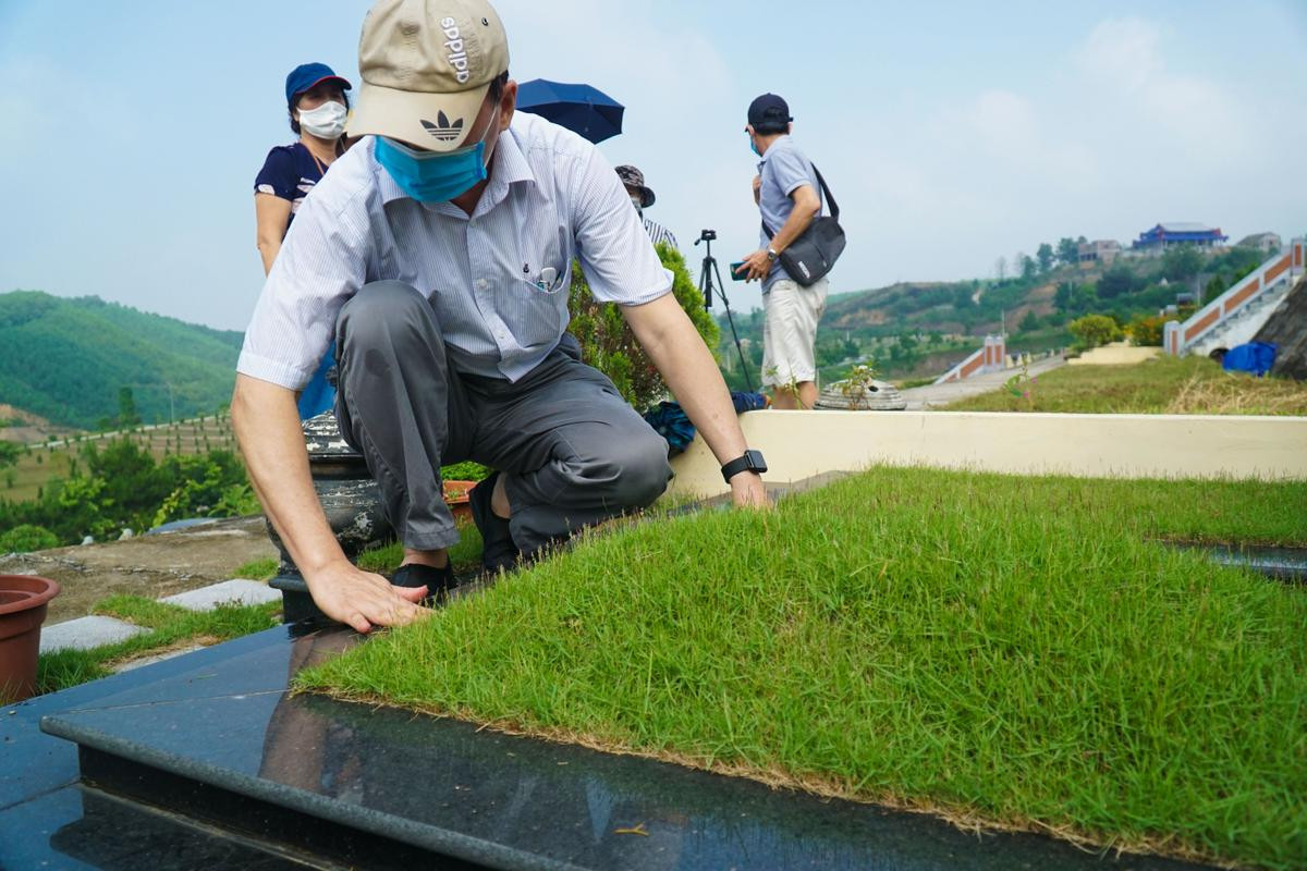 Con cháu dâng hương tưởng nhớ đấng sinh thành ngày Vu lan báo hiếu Ảnh 16