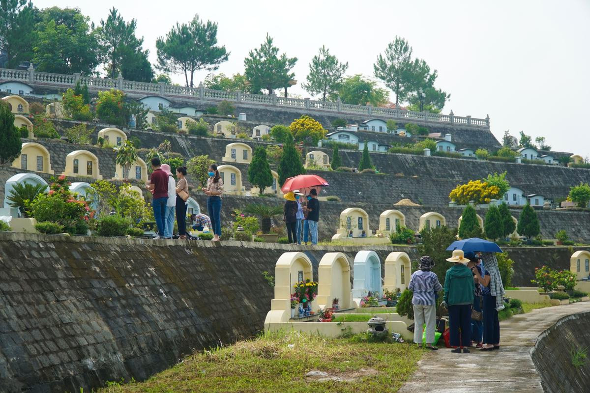 Con cháu dâng hương tưởng nhớ đấng sinh thành ngày Vu lan báo hiếu Ảnh 4