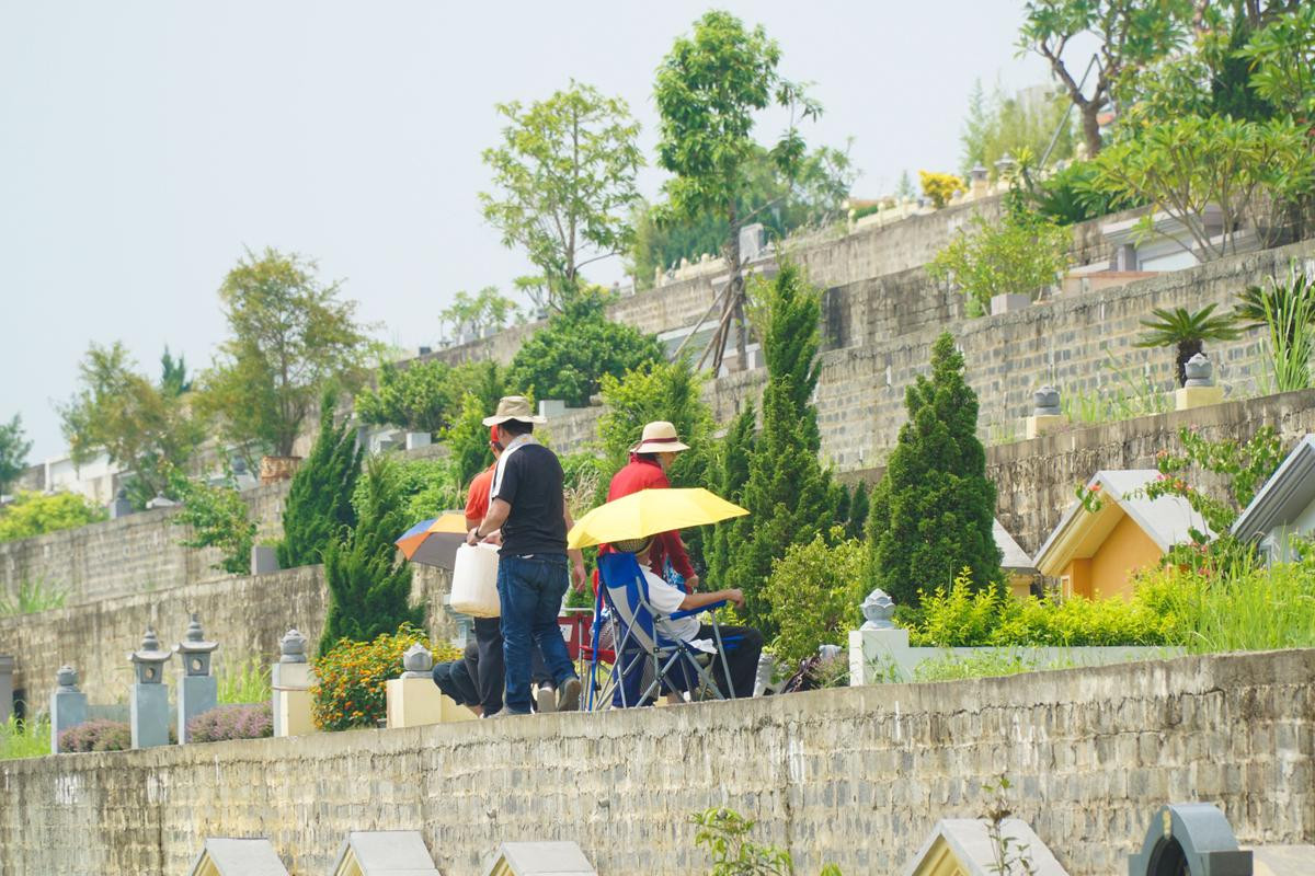 Con cháu dâng hương tưởng nhớ đấng sinh thành ngày Vu lan báo hiếu Ảnh 5