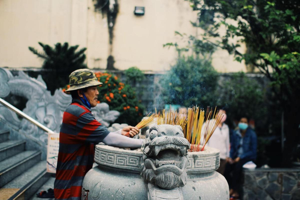 Người dân đến chùa lễ Vu Lan: Được kiểm tra nhiệt độ, rửa tay khử khuẩn trước khi vào lễ Ảnh 8