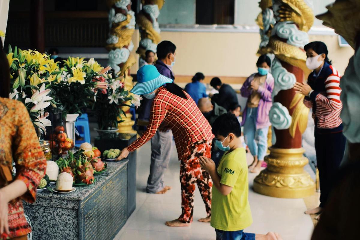 Người dân đến chùa lễ Vu Lan: Được kiểm tra nhiệt độ, rửa tay khử khuẩn trước khi vào lễ Ảnh 3