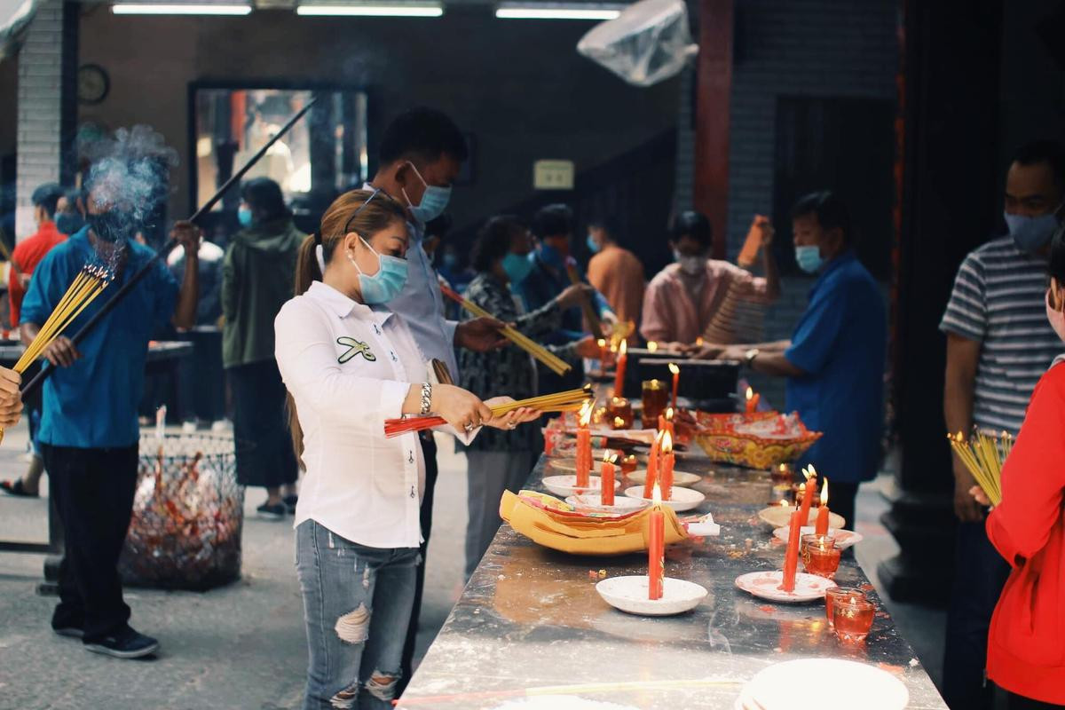 Người dân đến chùa lễ Vu Lan: Được kiểm tra nhiệt độ, rửa tay khử khuẩn trước khi vào lễ Ảnh 12