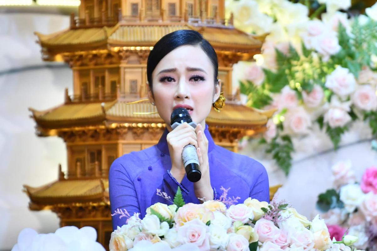 Angela Phương Trinh đằm thắm dịu dàng trong đại lễ Vu lan, dân mạng xuýt xoa: Đúng là tâm sinh tướng! Ảnh 4