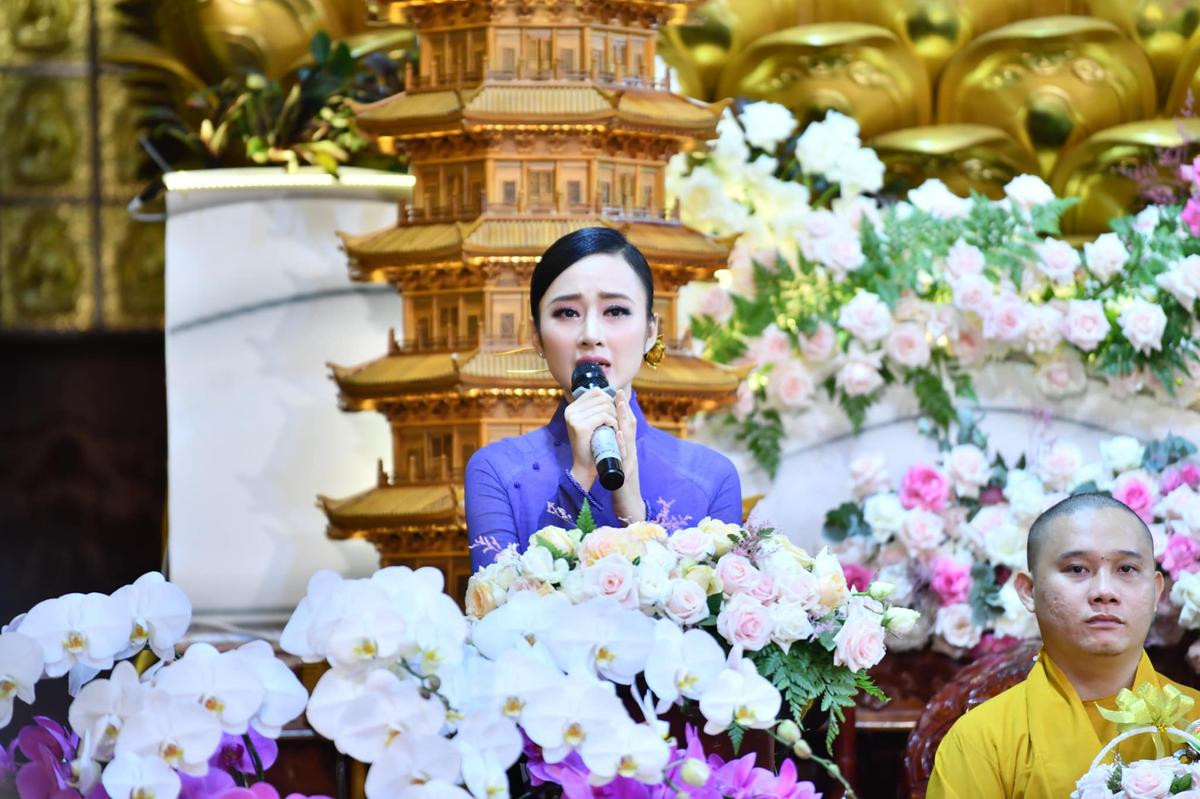 Angela Phương Trinh đằm thắm dịu dàng trong đại lễ Vu lan, dân mạng xuýt xoa: Đúng là tâm sinh tướng! Ảnh 6