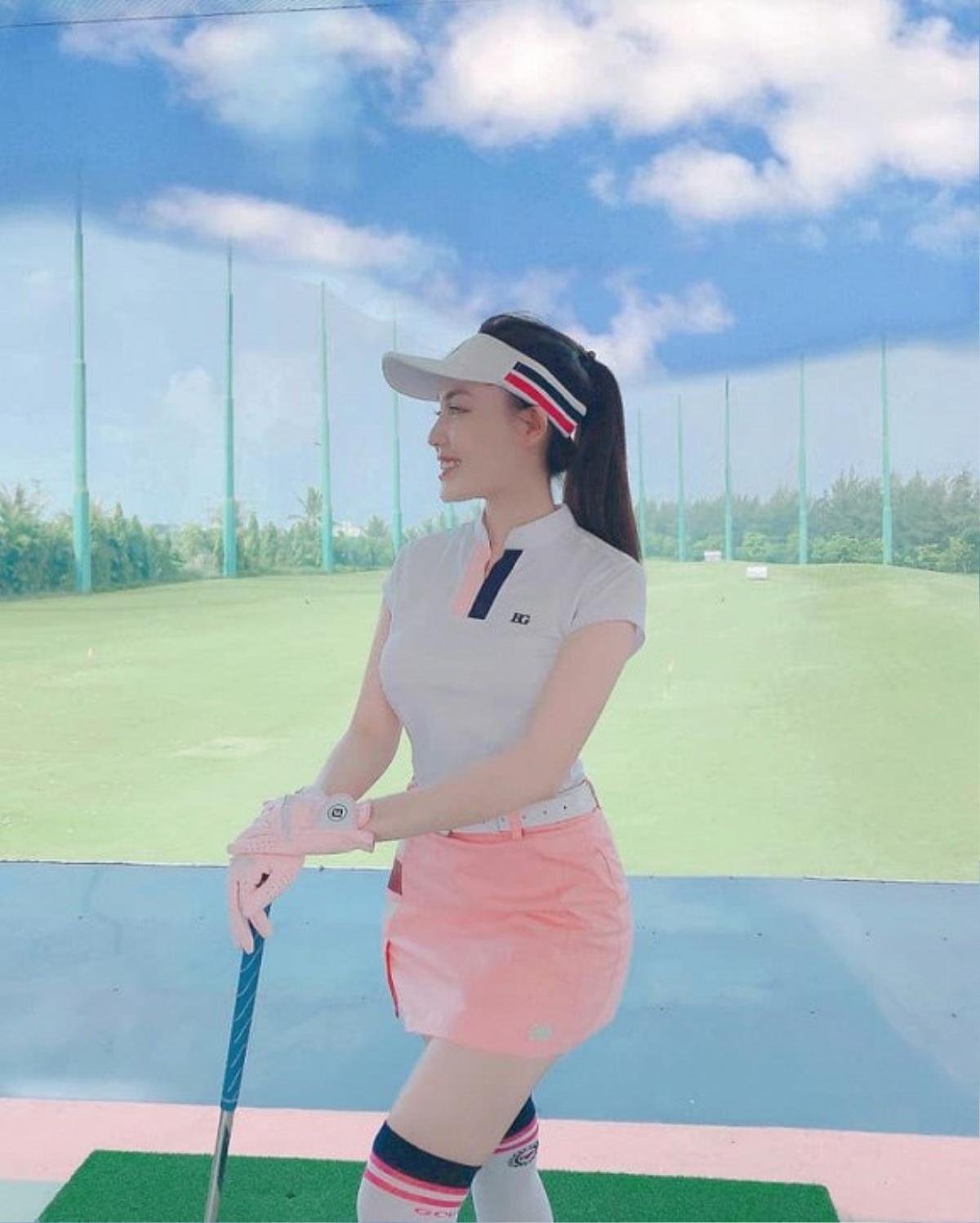 Style chơi golf của dàn mỹ nhân Việt: Hương Giang khoe đôi chân cực phẩm, Huyền My lại kín bưng Ảnh 17