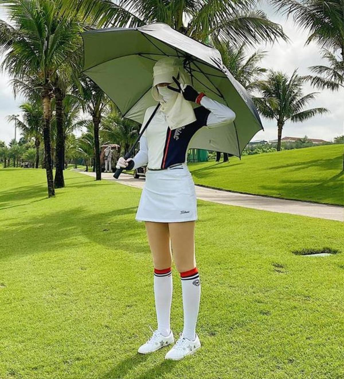 Style chơi golf của dàn mỹ nhân Việt: Hương Giang khoe đôi chân cực phẩm, Huyền My lại kín bưng Ảnh 8