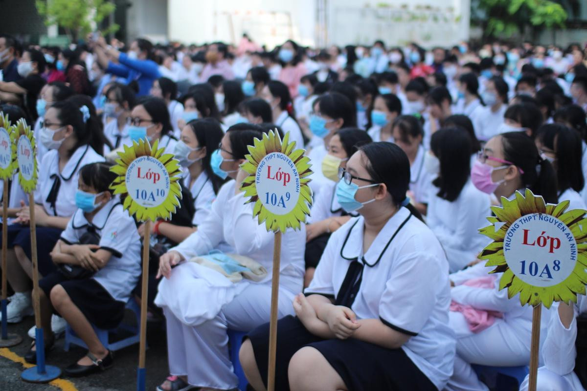 TP.HCM: Học sinh được đo nhiệt độ, mang khẩu trang bước vào khai giảng Ảnh 2