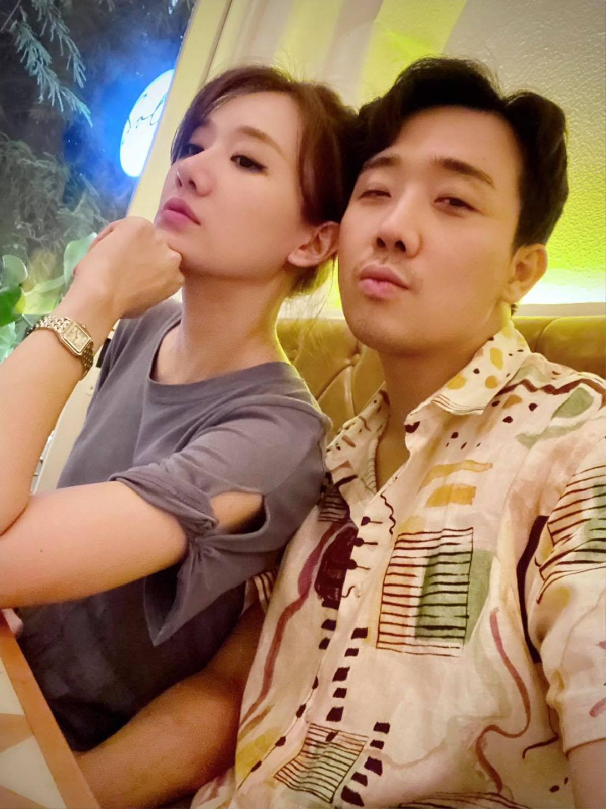 Đăng ảnh selfie khoe có tướng phu thê với bà xã, Trấn Thành liền bị nói 'chỉ giống mỗi hai cái mũi cao' Ảnh 1