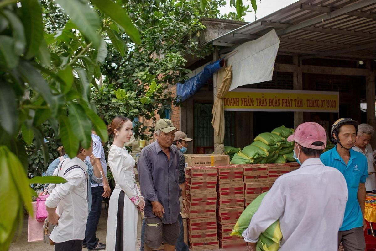 Người đẹp chuyển giới Trần Đoàn thực hiện chuyến đi thiện nguyện trong dịp lễ vu lan, mong muốn giúp người nghèo vượt qua dịch bệnh Ảnh 3