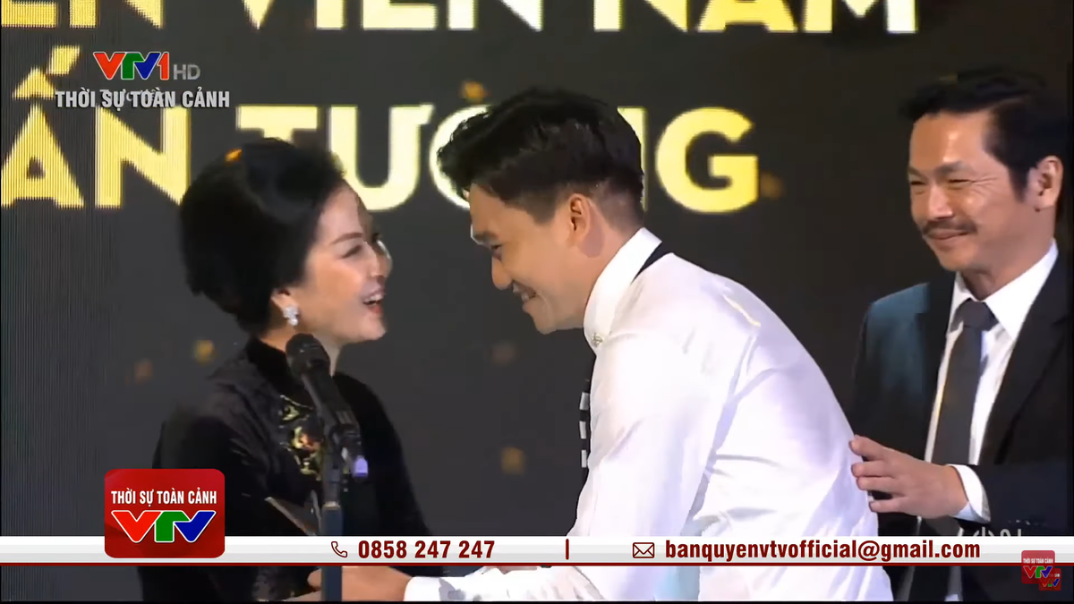 VTV Awards 2020: Hồng Diễm - Xuân Nghị bật khóc khi đoạt giải 'Nam - nữ diễn viên ấn tượng' Ảnh 10