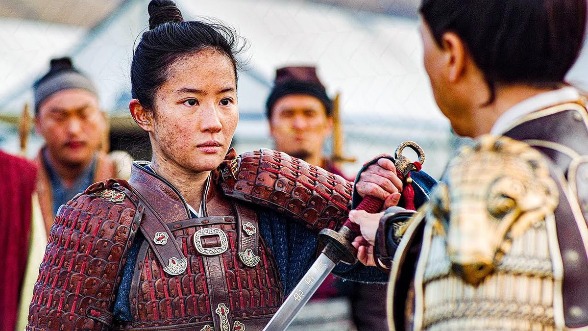 Review 'Mulan': Phiên bản chuyển thể mang đậm dấu ấn sử thi, Lưu Diệc Phi chiến đấu 'ngầu đét' như trong phim kiếm hiệp năm nào Ảnh 10