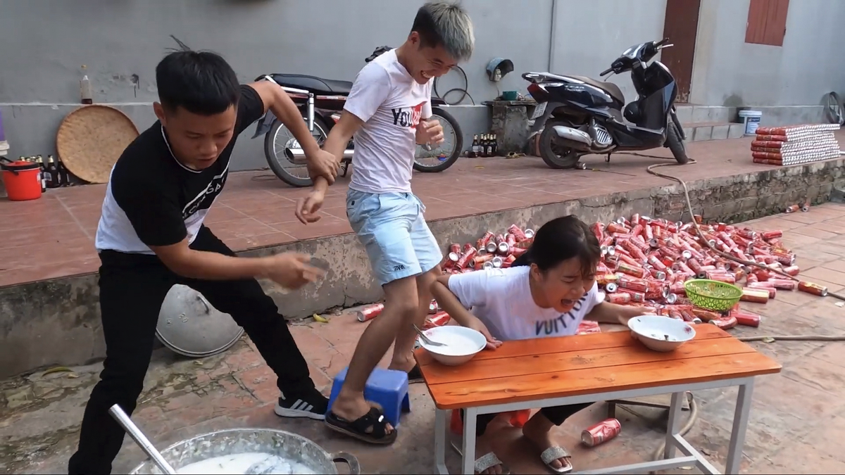 Con trai bà Tân Vlog bị phản ứng gay gắt vì luộc gà nguyên lông, vừa mất vệ sinh lại còn lãng phí Ảnh 8