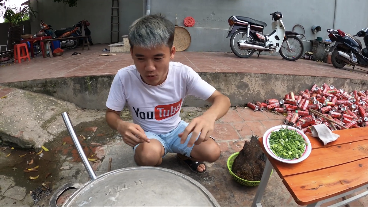 Con trai bà Tân Vlog bị phản ứng gay gắt vì luộc gà nguyên lông, vừa mất vệ sinh lại còn lãng phí Ảnh 4