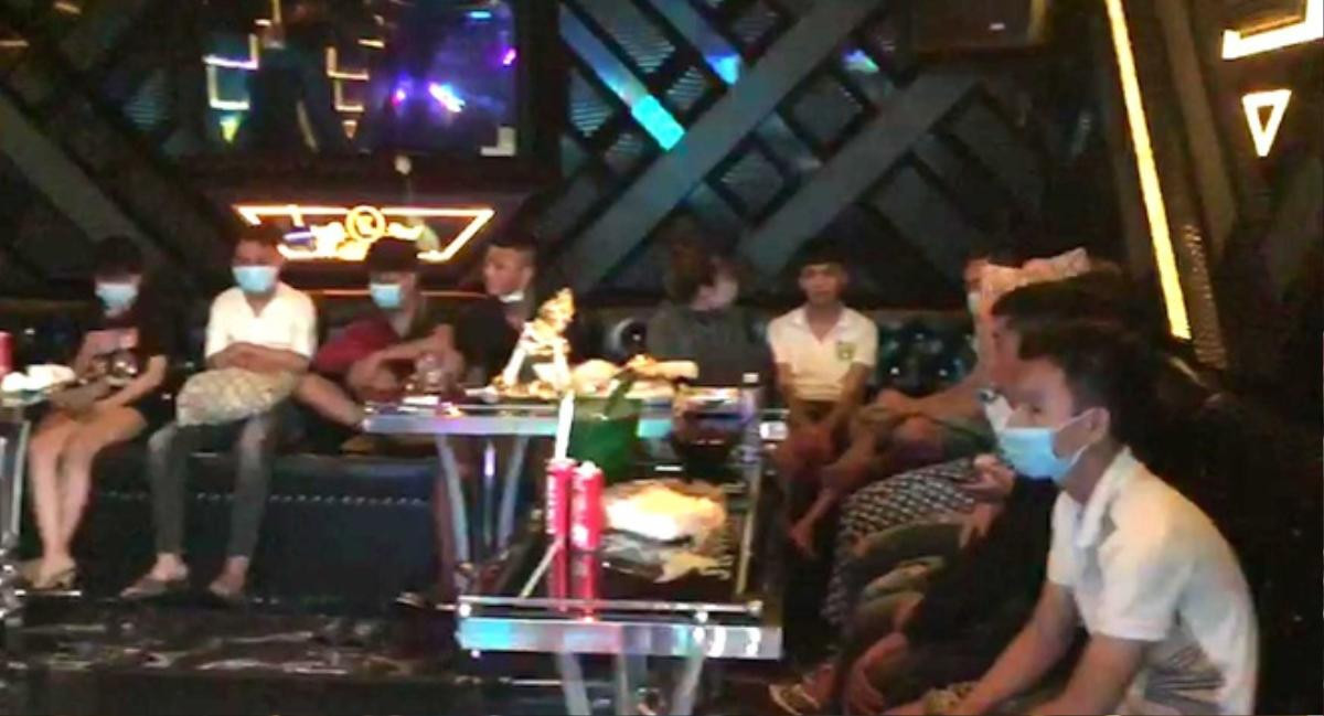 Phát hiện hàng chục trường hợp nam nữ đang phê ma túy bên trong quán karaoke chưa được cấp phép ở TP.HCM Ảnh 2