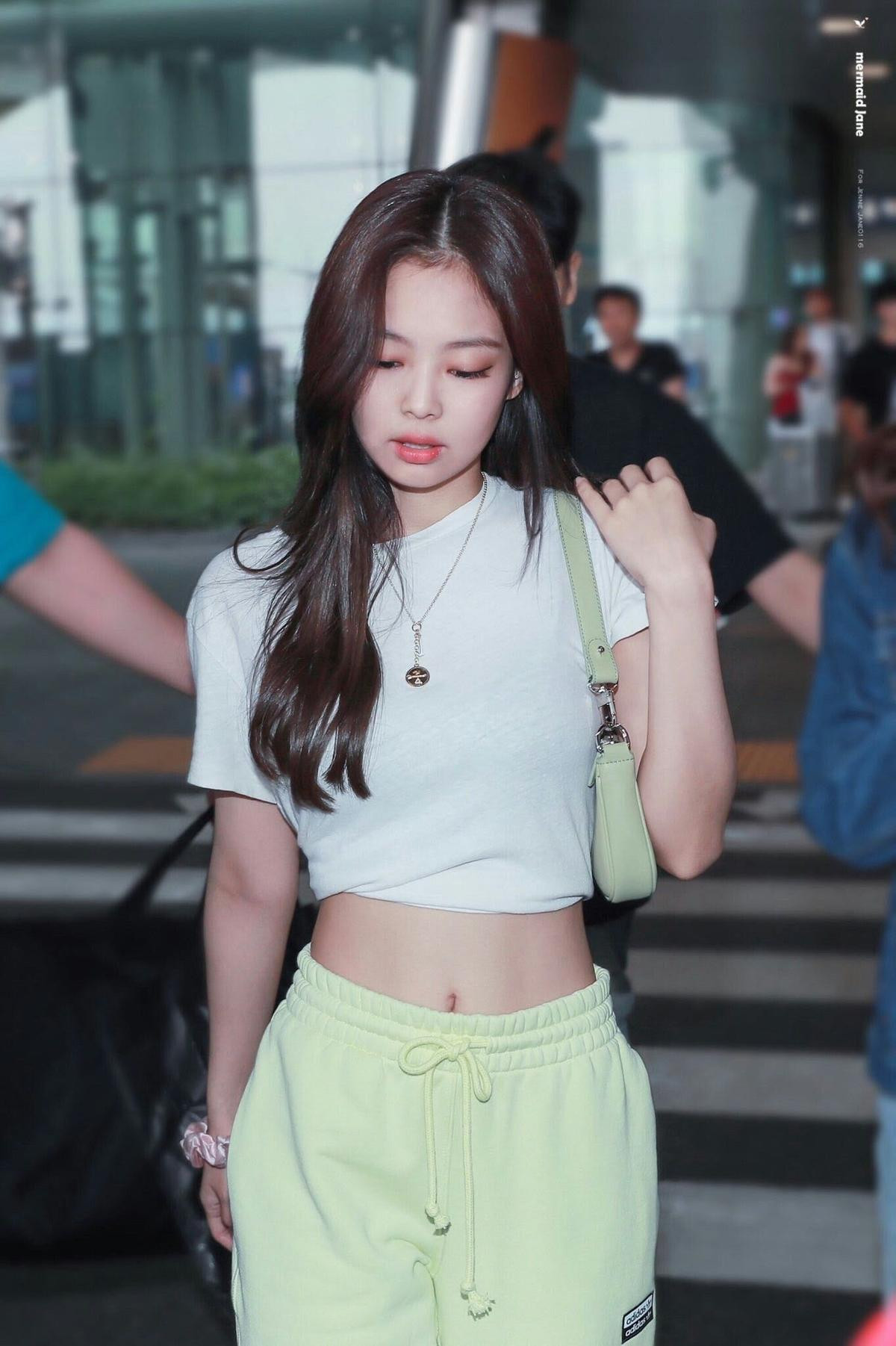 Khen Jennie (Blackpink) eo nhỏ tự nhiên, dân mạng phản kháng 'cực gắt' Ảnh 11