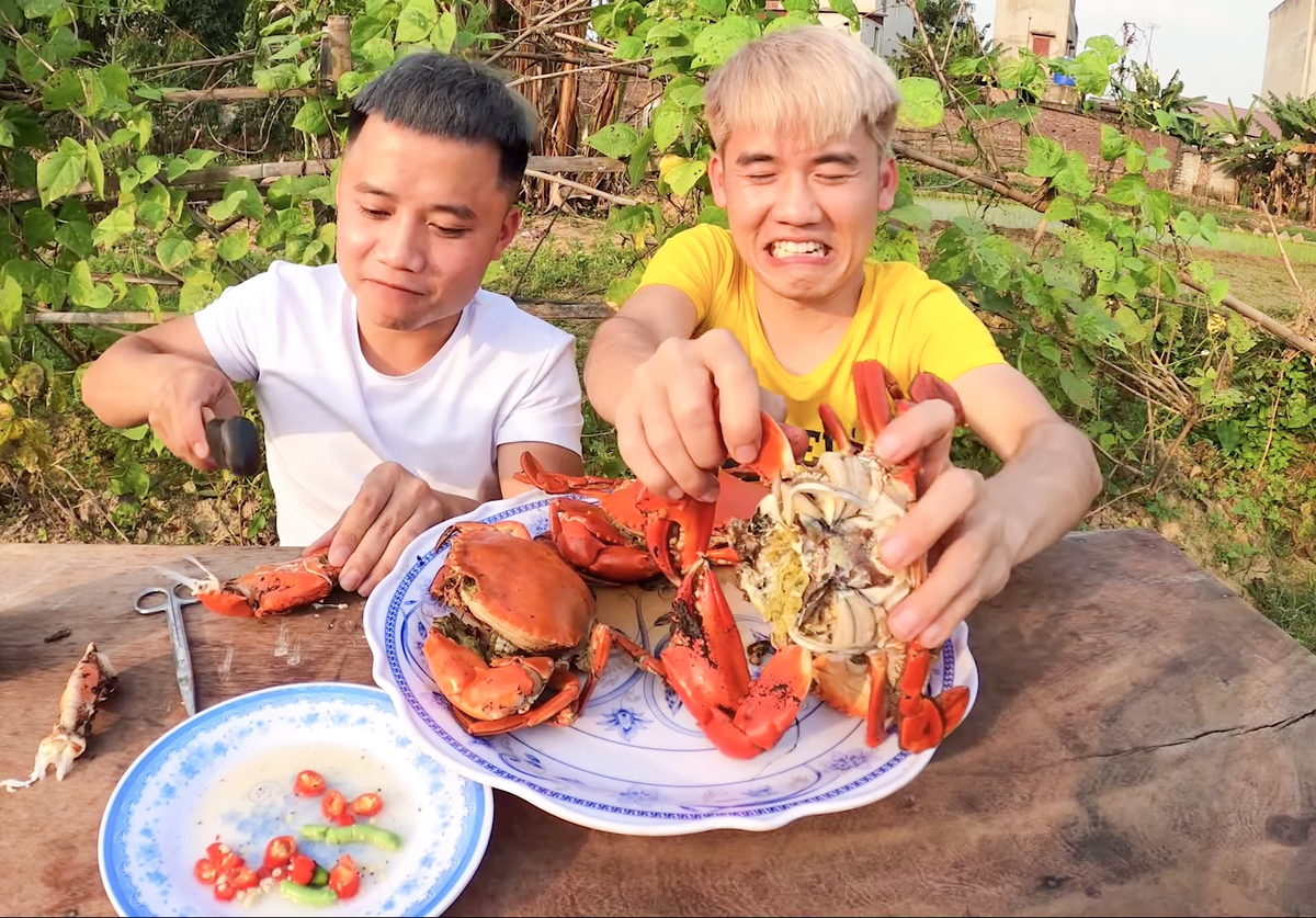 Liên tục mang thức ăn ra 'nhuộm màu', gia đình Bà Tân Vlog khiến cộng đồng mạng ngán ngẩm Ảnh 6