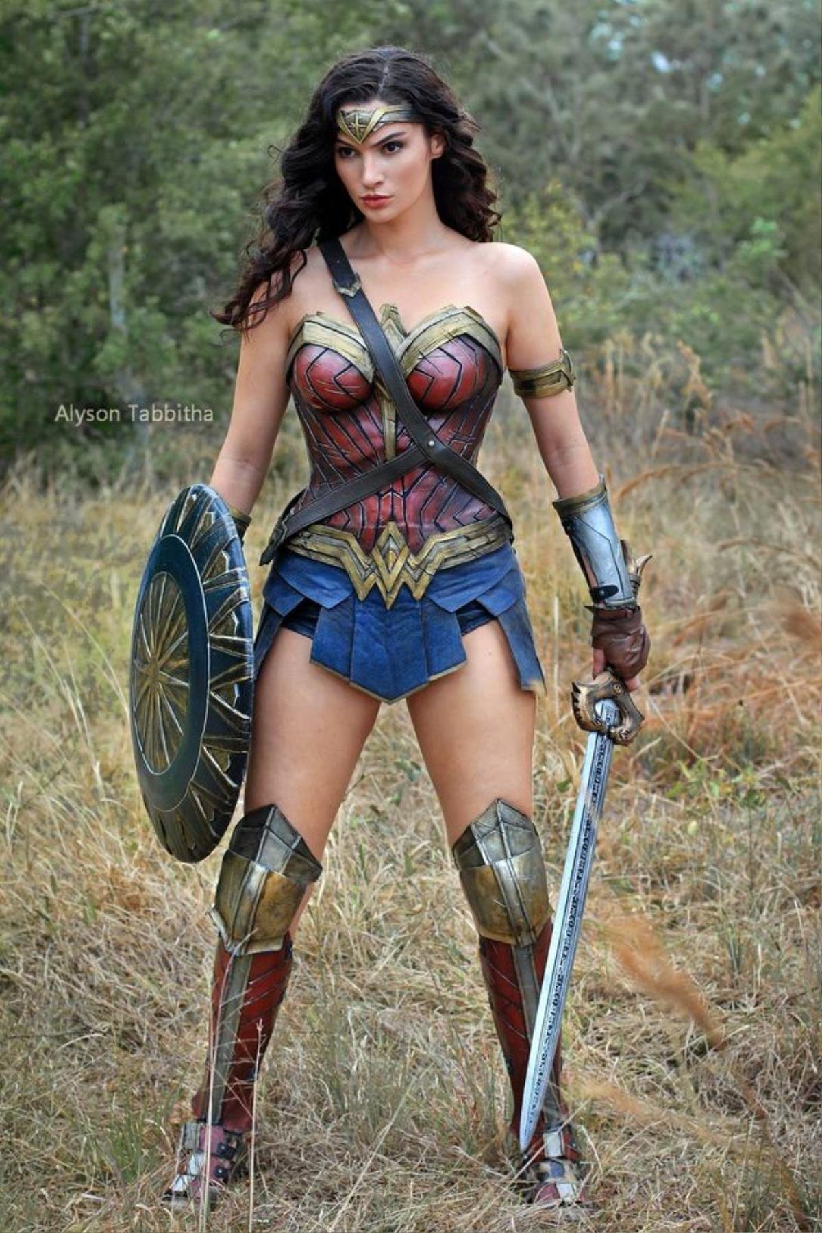 Trầm trồ trước khả năng hóa thân thành chị Đại Wonder Woman của Alyson Tabbitha - Thánh nữ cosplay chính là đây Ảnh 18