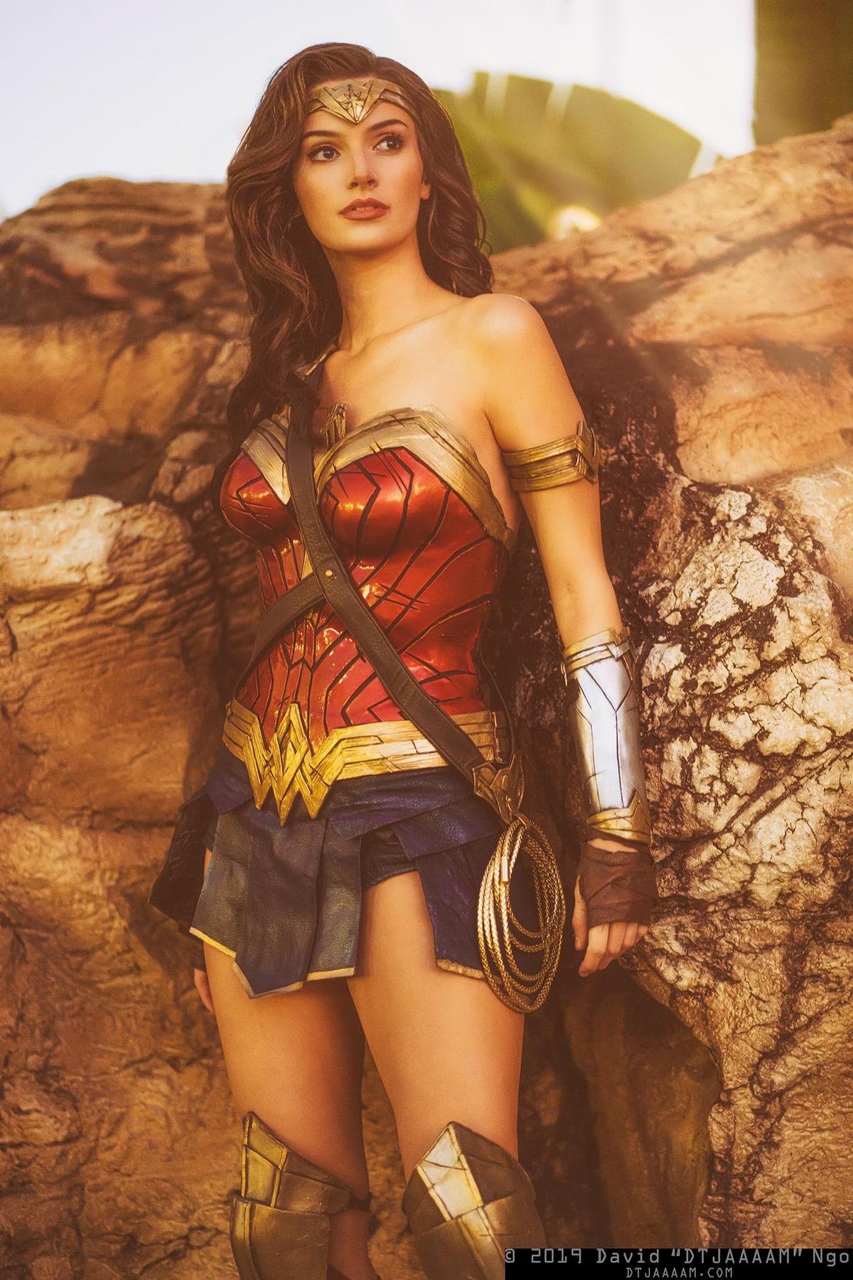 Trầm trồ trước khả năng hóa thân thành chị Đại Wonder Woman của Alyson Tabbitha - Thánh nữ cosplay chính là đây Ảnh 3