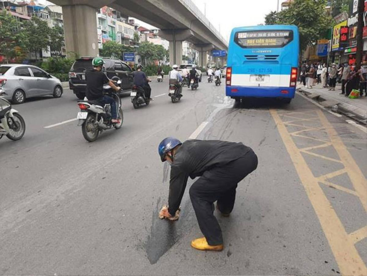 Hình ảnh người đàn ông cặm cùi lau chùi vết dầu loang trên đường nhận nhiều lời khen ngợi Ảnh 3