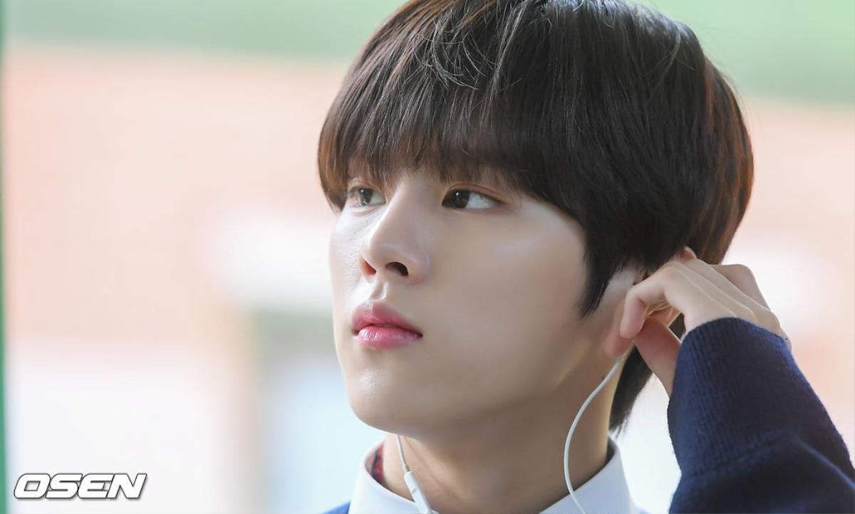 Á quân 'Produce X 101' Kim Woo Seok tựa nam thần trong đồng phục học sinh Ảnh 13