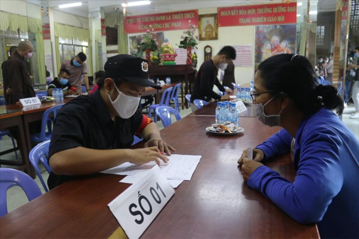 Người phụ nữ tìm thấy tro cốt tại chùa Kỳ Quang 2: 'Cảm xúc của tôi rất khó tả, chỉ mong lấy được hũ cốt ra nhanh nhất có thể' Ảnh 2