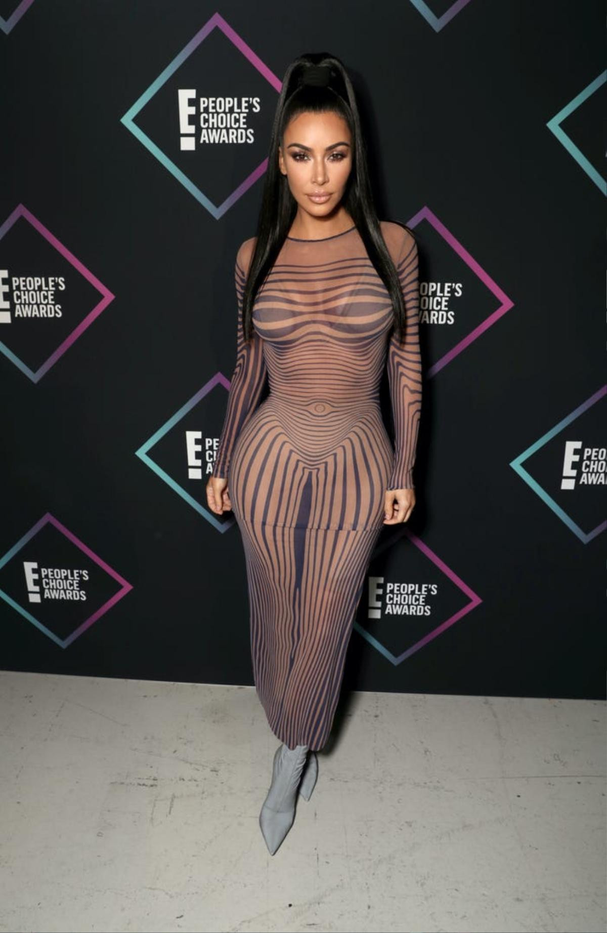 17 bộ trang phục mang lại nhiều thị phi nhất cho Kim Kardashian Ảnh 3