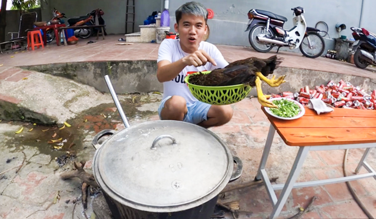 Bà Tân Vlog lên tiếng sau lùm xùm con trai nấu cháo gà nguyên lông Ảnh 2