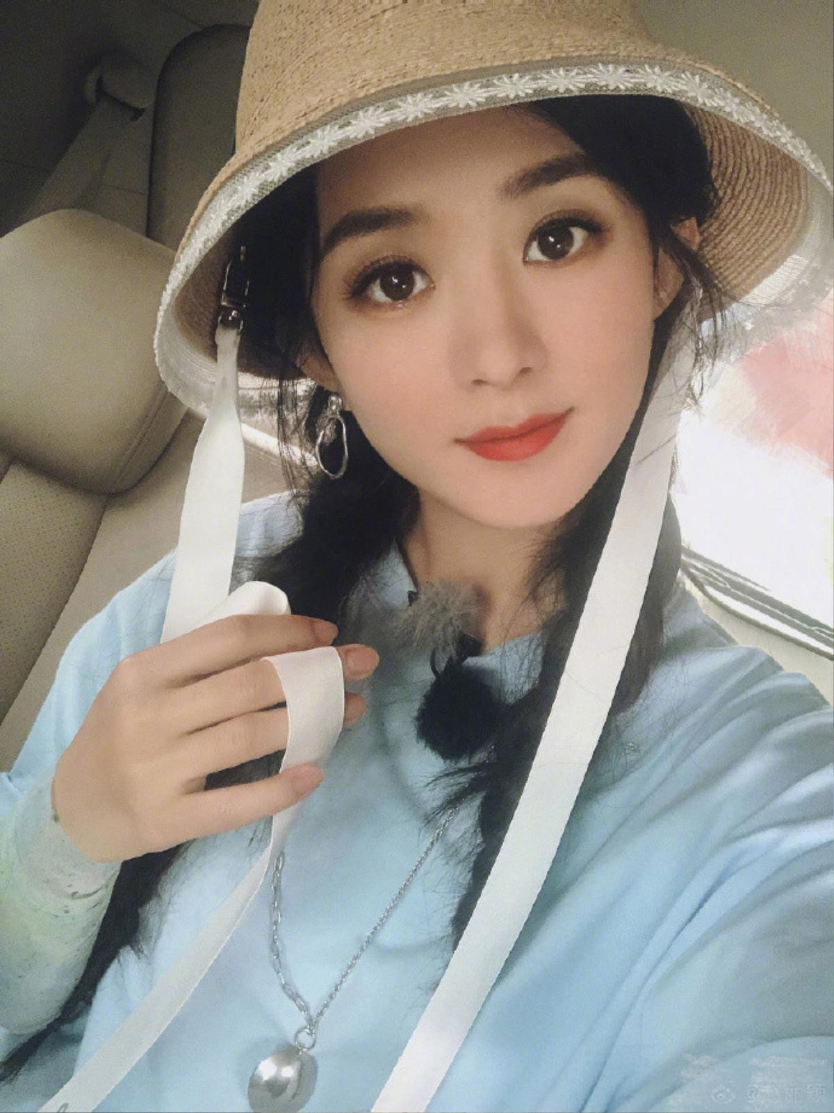 Triệu Lệ Dĩnh khoe 18 bức ảnh selfie, fan khen không ngớt lời vì thần tượng quá trẻ trung và xinh đẹp! Ảnh 3