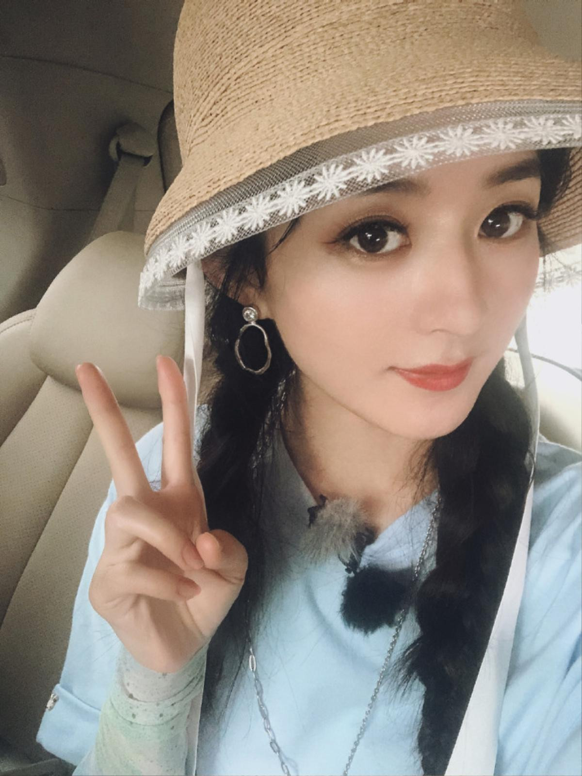 Triệu Lệ Dĩnh khoe 18 bức ảnh selfie, fan khen không ngớt lời vì thần tượng quá trẻ trung và xinh đẹp! Ảnh 20