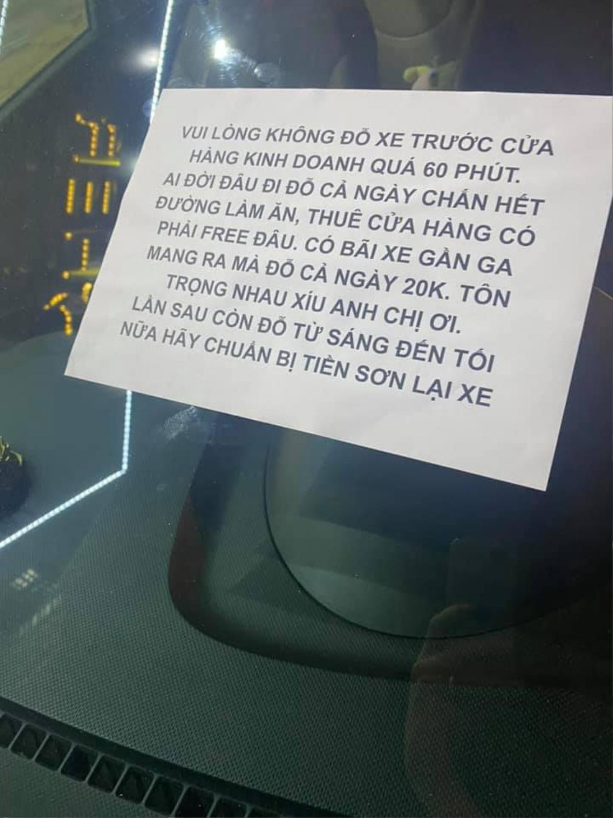 Bức xúc vì chiếc xe đỗ hơn 12 tiếng trước cửa, chủ nhà viết thông báo 'dằn mặt' chủ xe gây chú ý MXH Ảnh 2