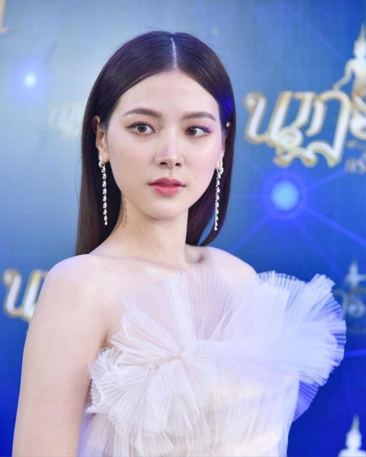 Xuất hiện xinh đẹp tựa nữ thần tại Nataraj Awards, Baifern Pimchanok rinh về giải thưởng 'Nữ chính xuất sắc nhất' qua vai Nira trong phim 'Chiếc lá cuốn bay' Ảnh 14