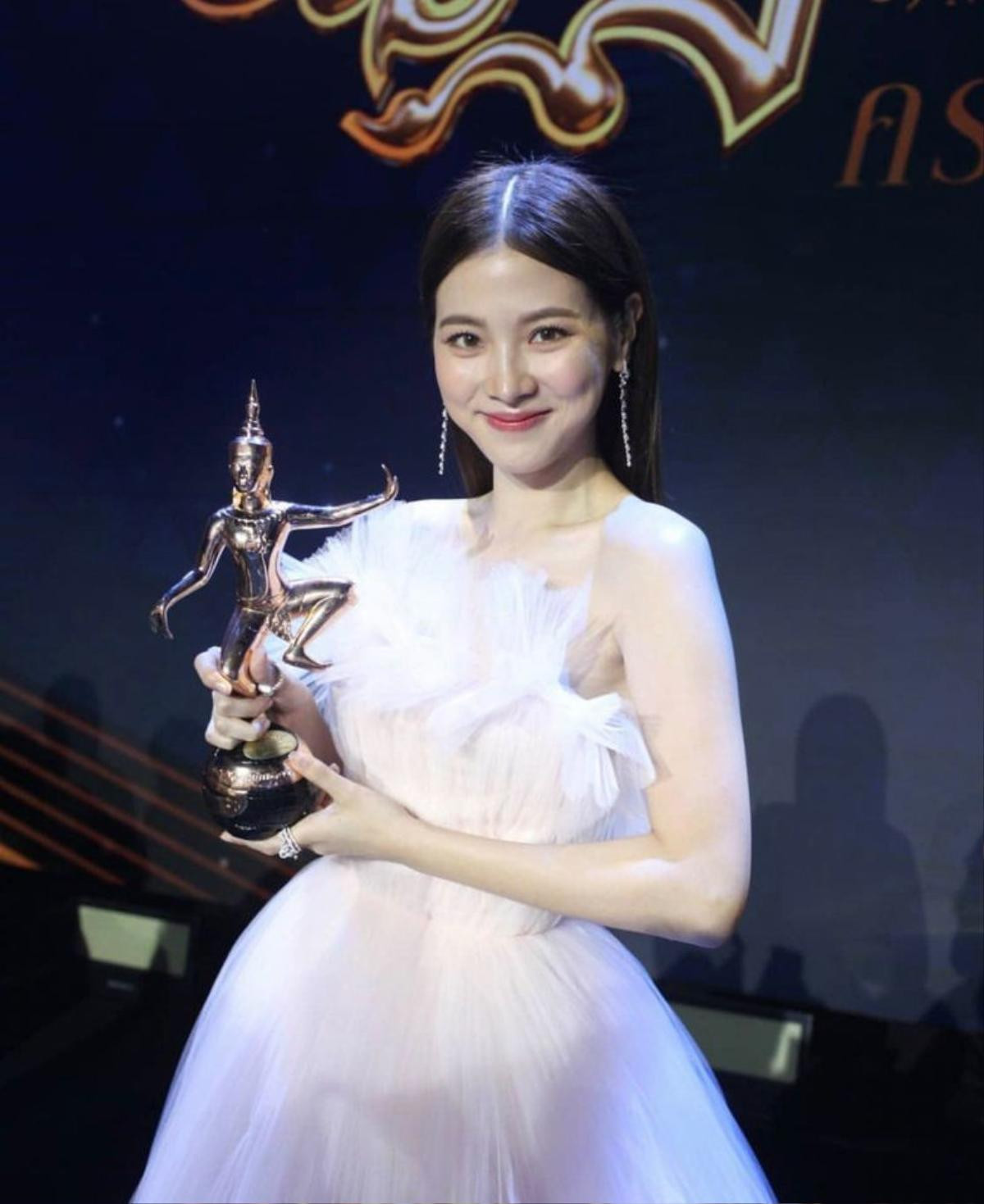 Xuất hiện xinh đẹp tựa nữ thần tại Nataraj Awards, Baifern Pimchanok rinh về giải thưởng 'Nữ chính xuất sắc nhất' qua vai Nira trong phim 'Chiếc lá cuốn bay' Ảnh 2