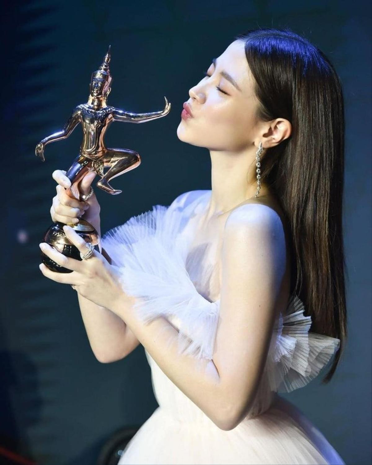 Xuất hiện xinh đẹp tựa nữ thần tại Nataraj Awards, Baifern Pimchanok rinh về giải thưởng 'Nữ chính xuất sắc nhất' qua vai Nira trong phim 'Chiếc lá cuốn bay' Ảnh 13