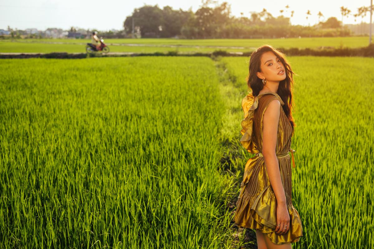 Ngơ ngẩn ngắm Hoa hậu Tiểu Vy đẹp nuột nà trong bộ ảnh chụp tại quê nhà Hội An Ảnh 27