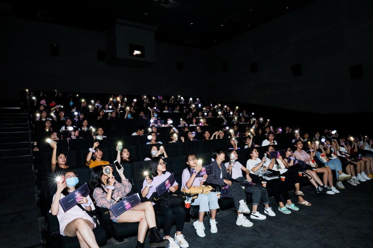 Army Việt 'nổi da gà' khi xem Dynamite trên màn ảnh rộng, review 'sương sương' về Break The Silence: The Movie của BTS Ảnh 9